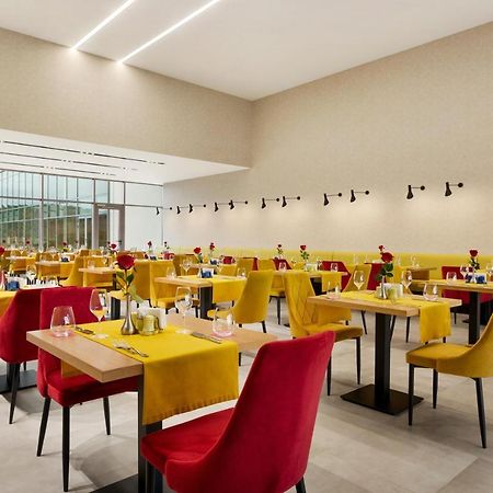 ホテル Ramada By Wyndham Târgu Jiu エクステリア 写真