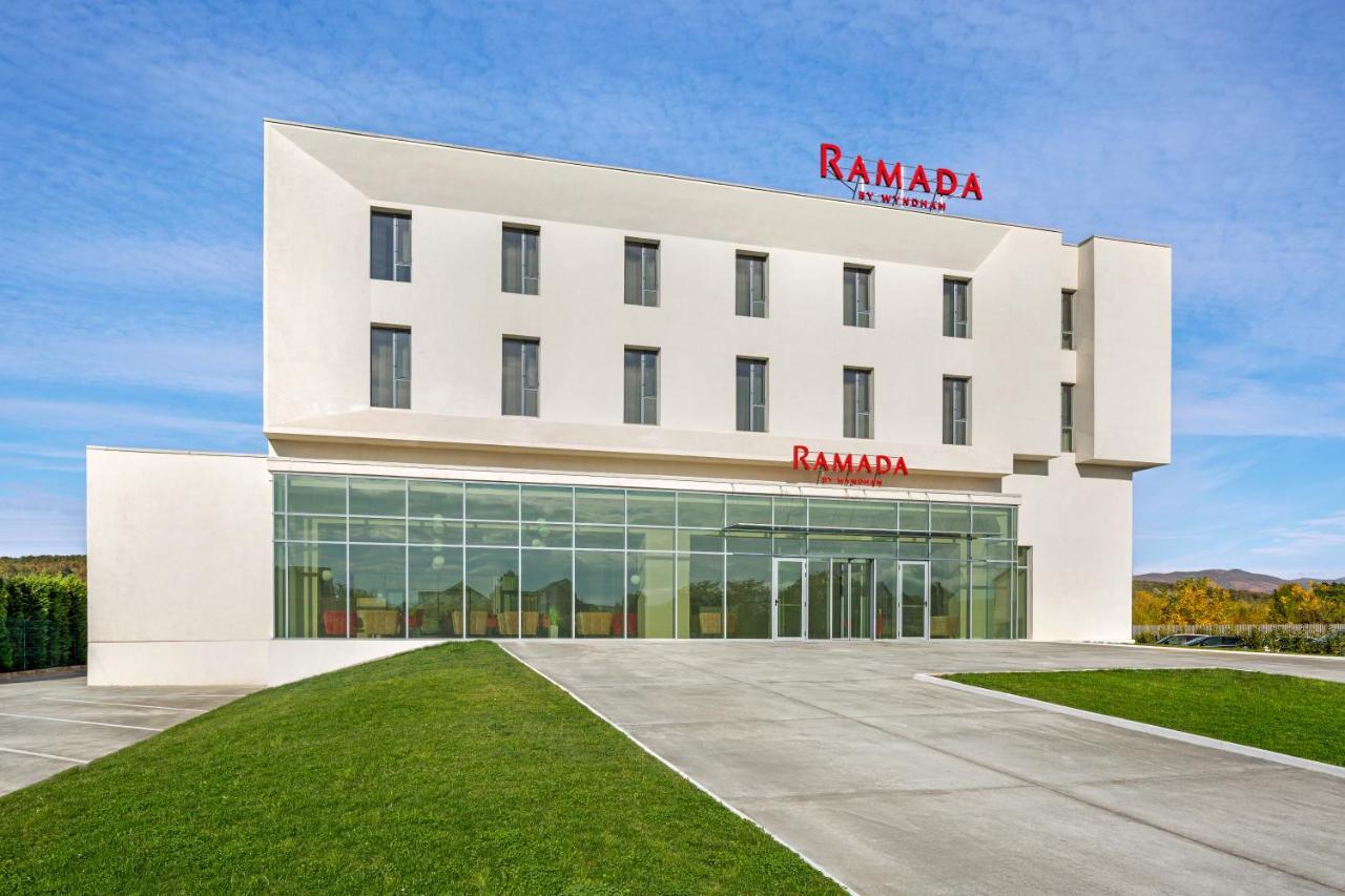 ホテル Ramada By Wyndham Târgu Jiu エクステリア 写真