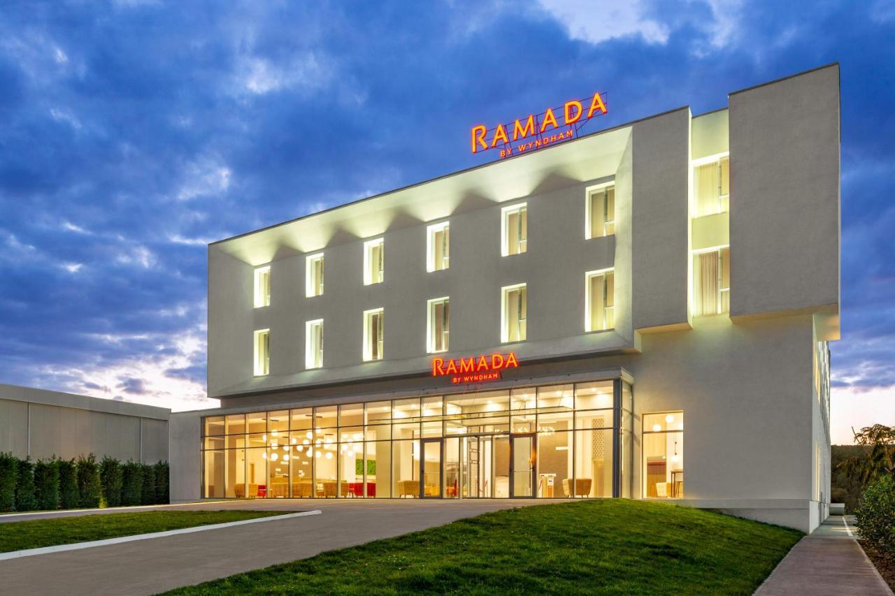 ホテル Ramada By Wyndham Târgu Jiu エクステリア 写真