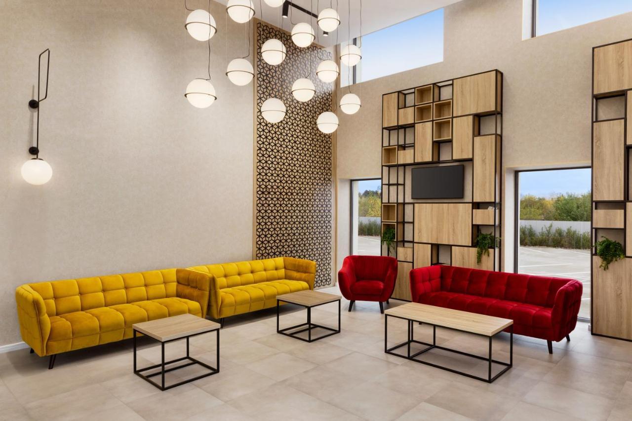 ホテル Ramada By Wyndham Târgu Jiu エクステリア 写真