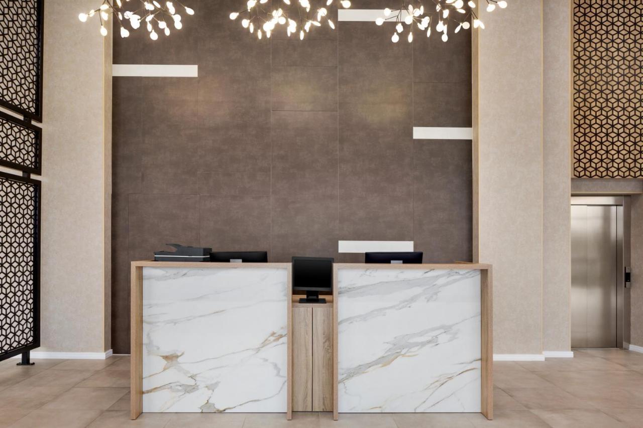 ホテル Ramada By Wyndham Târgu Jiu エクステリア 写真