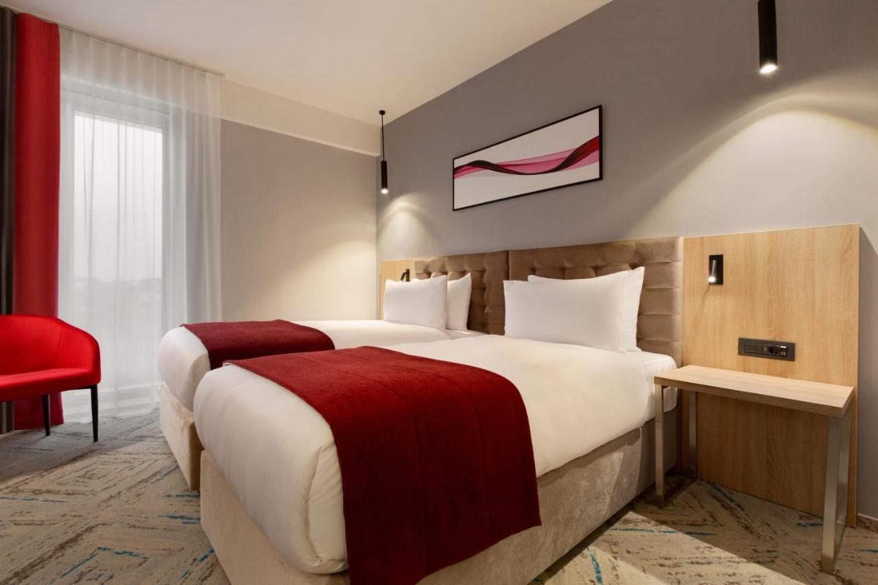 ホテル Ramada By Wyndham Târgu Jiu エクステリア 写真