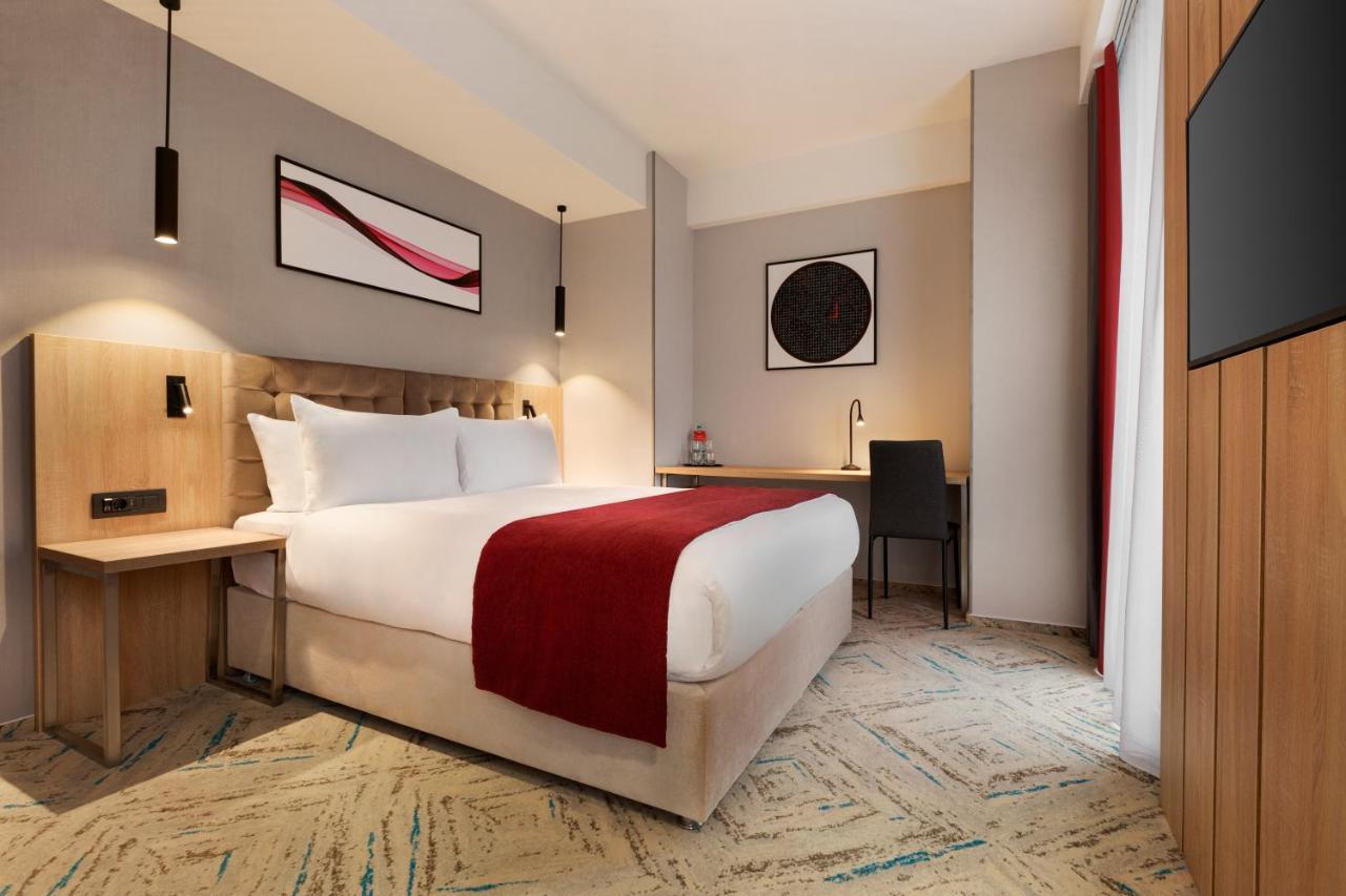 ホテル Ramada By Wyndham Târgu Jiu エクステリア 写真