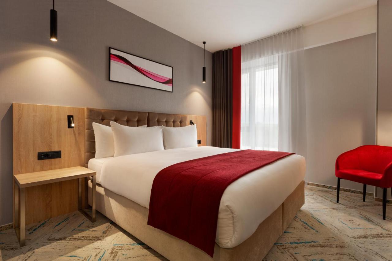 ホテル Ramada By Wyndham Târgu Jiu エクステリア 写真