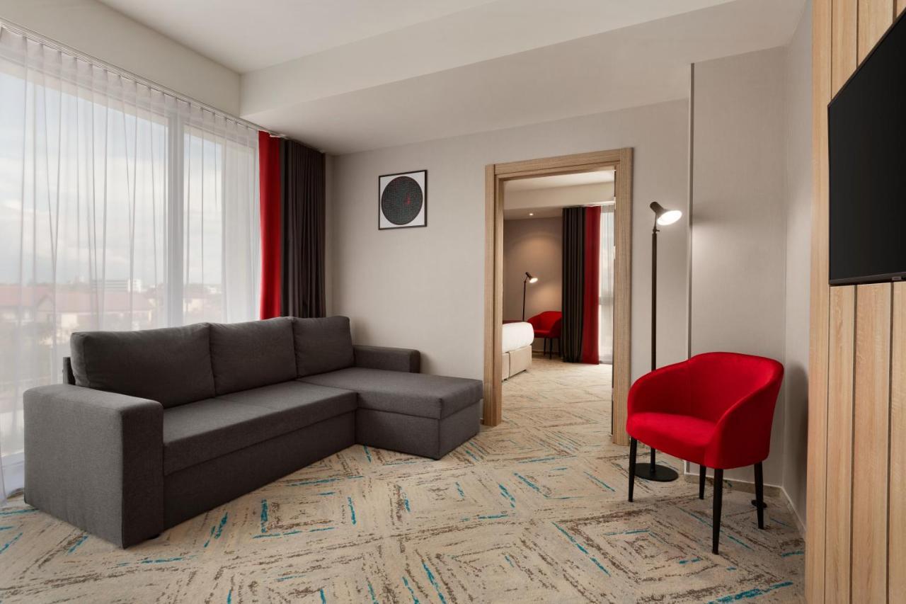 ホテル Ramada By Wyndham Târgu Jiu エクステリア 写真
