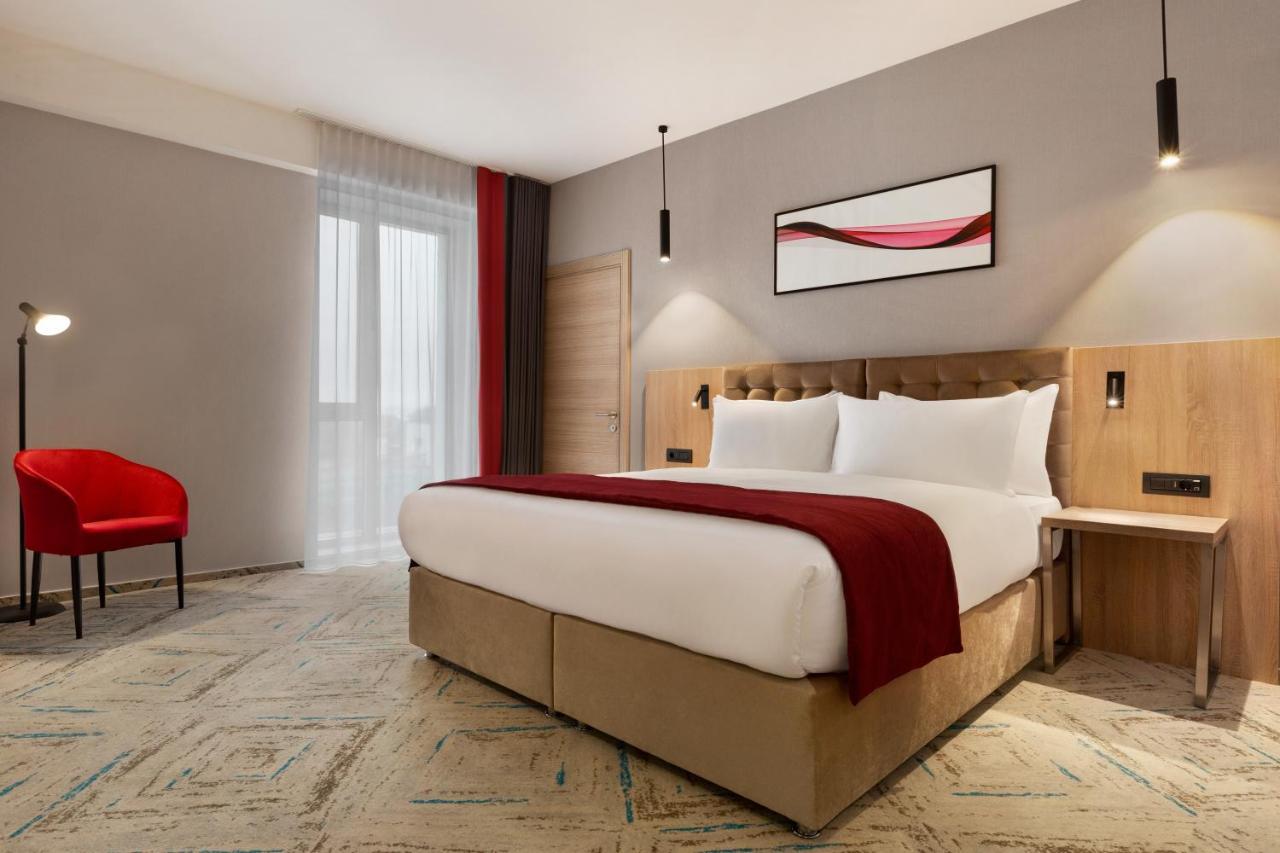 ホテル Ramada By Wyndham Târgu Jiu エクステリア 写真
