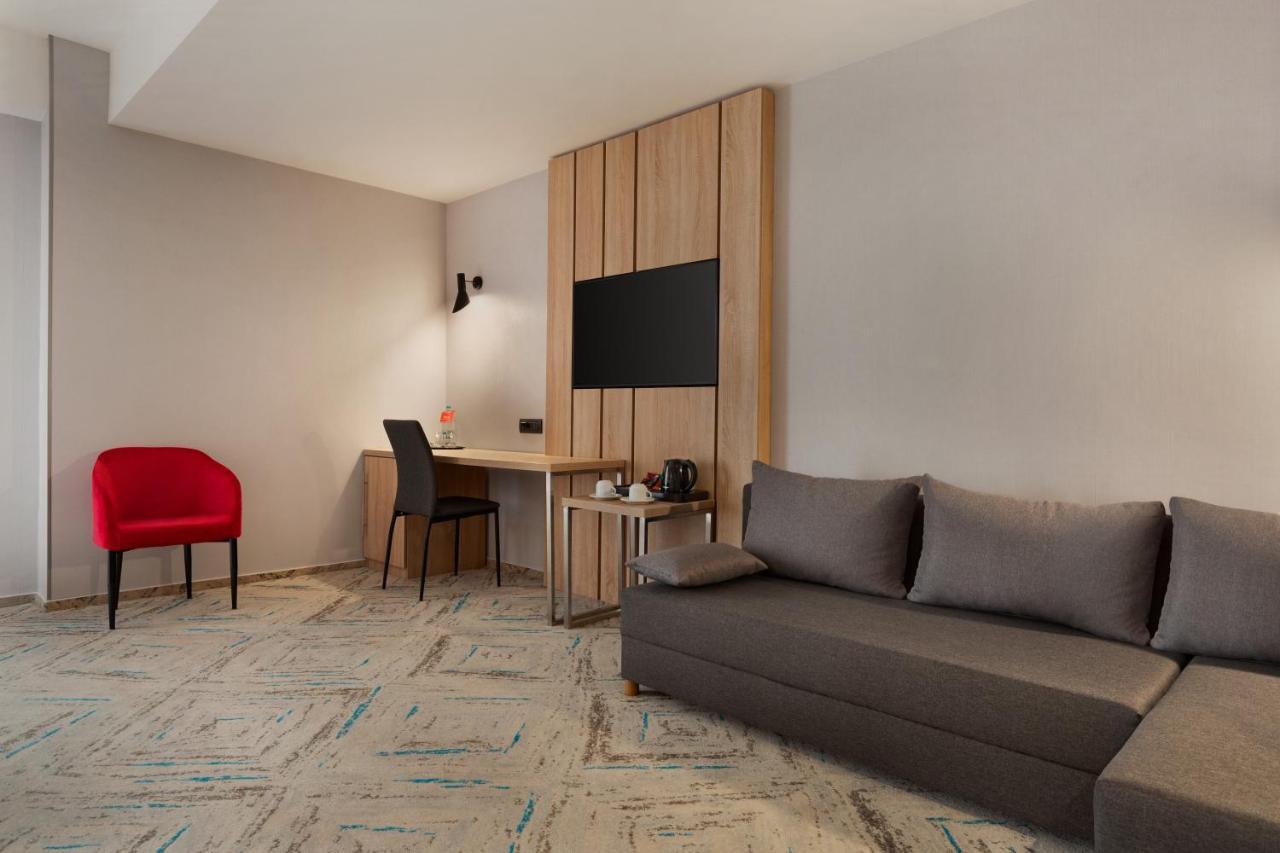 ホテル Ramada By Wyndham Târgu Jiu エクステリア 写真