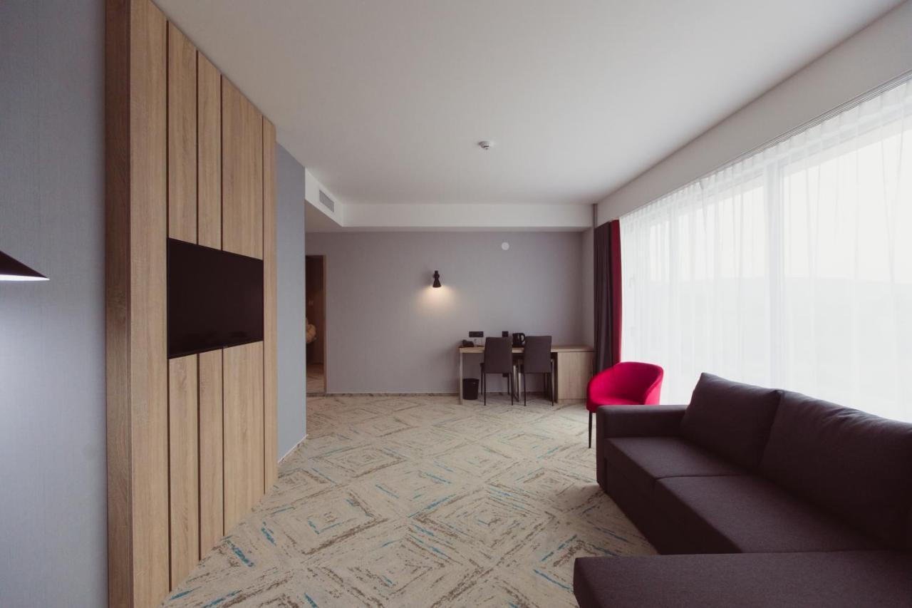 ホテル Ramada By Wyndham Târgu Jiu エクステリア 写真