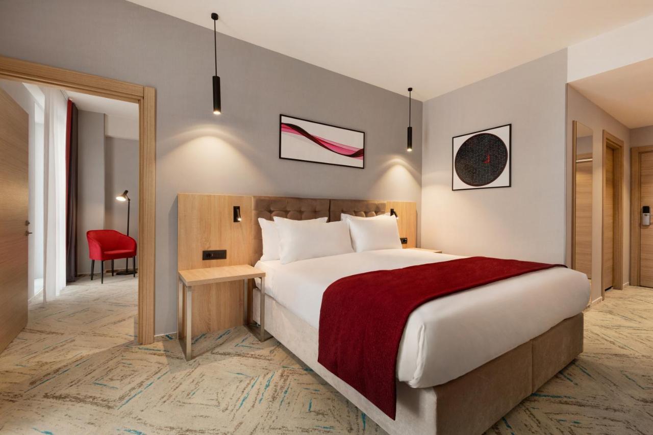 ホテル Ramada By Wyndham Târgu Jiu エクステリア 写真