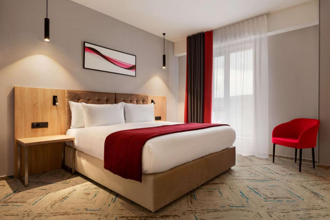 ホテル Ramada By Wyndham Târgu Jiu エクステリア 写真