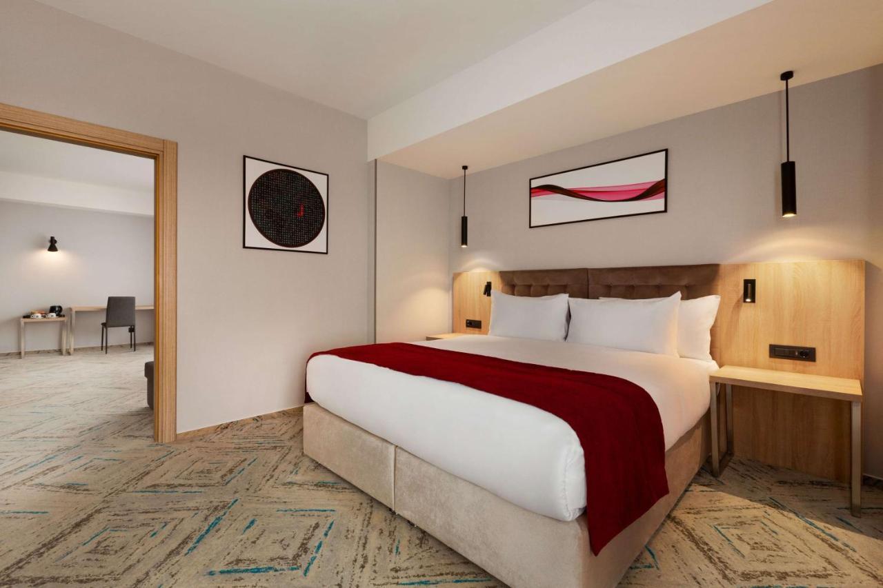 ホテル Ramada By Wyndham Târgu Jiu エクステリア 写真
