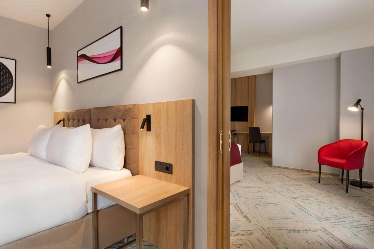 ホテル Ramada By Wyndham Târgu Jiu エクステリア 写真